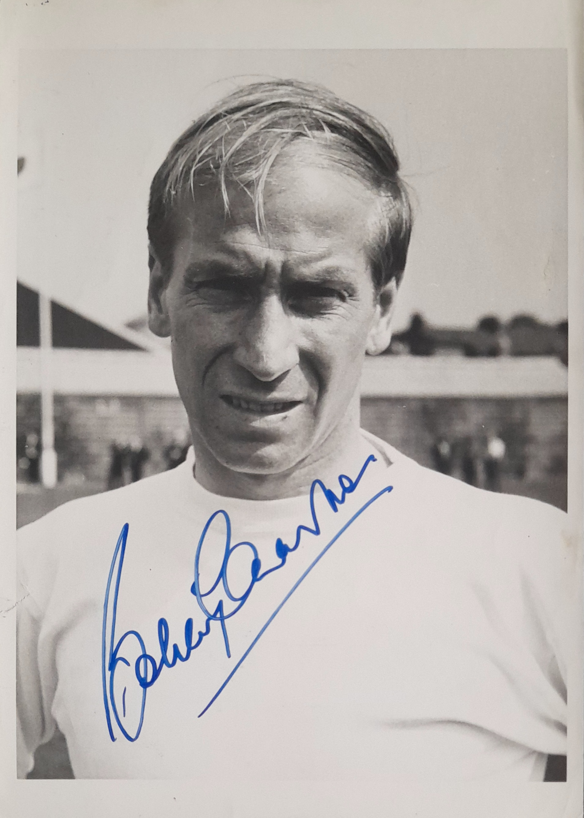 MANCHESTER UNITED & ENGLAND BOBBY CHARLTON ORIGINAL AUTOGRAPHED PRESS PHOTO