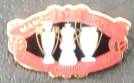 MANCHESTER UNITED 1999 TREBLE WINNERS BADGE