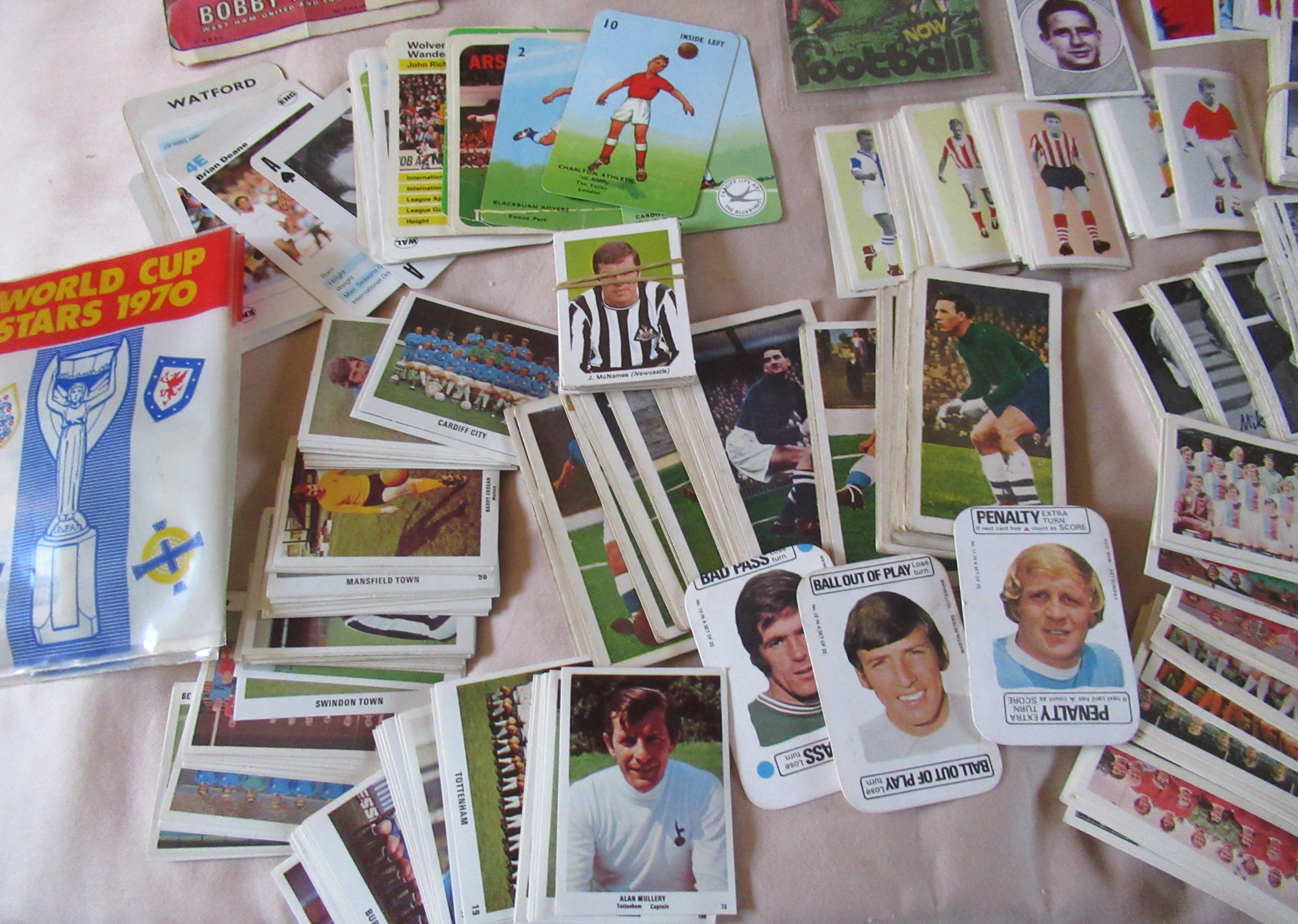 FOOTBALL TRADE CARD LOT; PANINI, ABC TOPPS ETC. VERY LARGE COLLECTION. - Image 8 of 10