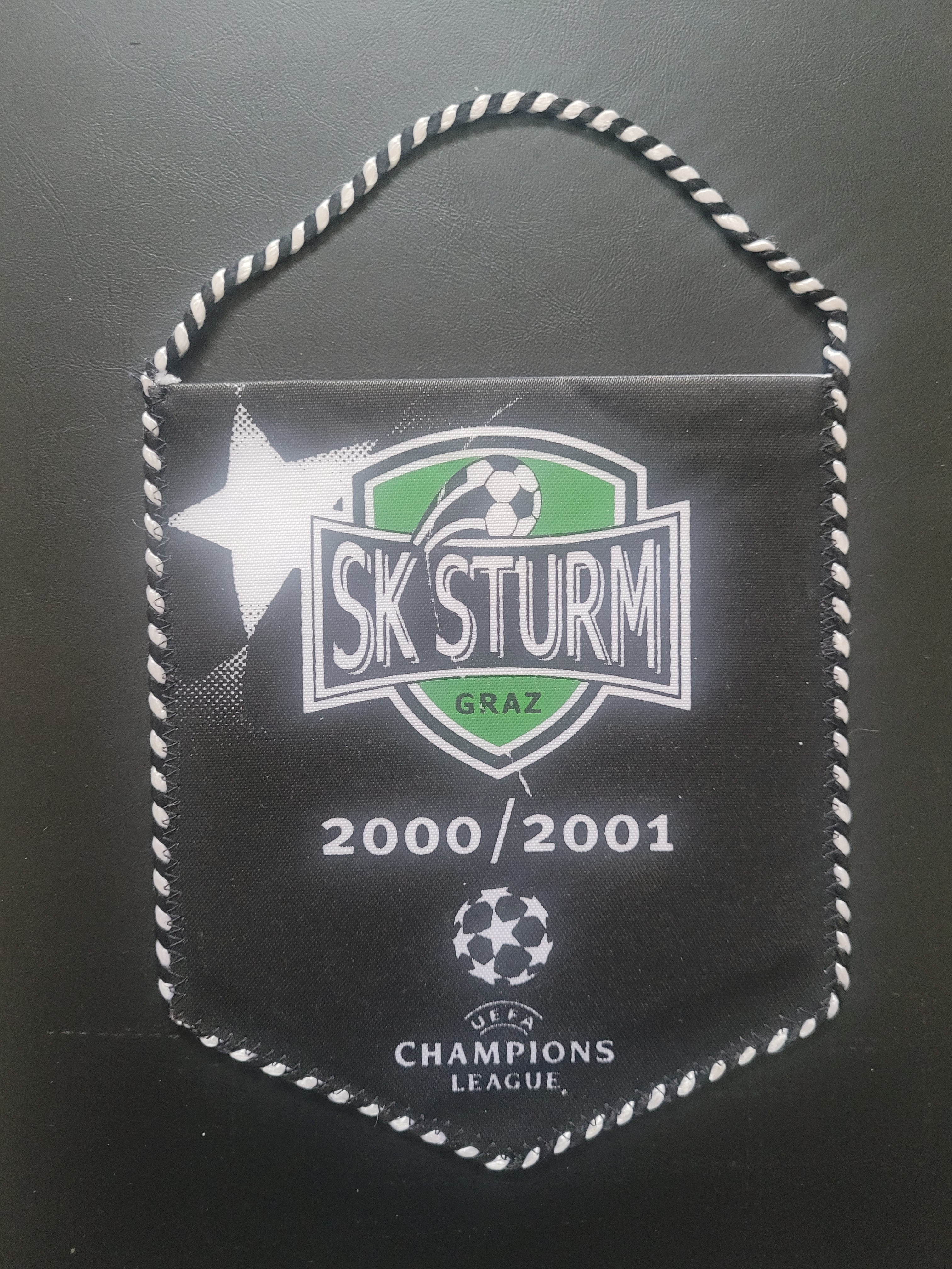 2001-02 STURM GRAZ V MANCHESTER UNITED CHAMPIONS LEAGUE PENNANT - Image 2 of 2