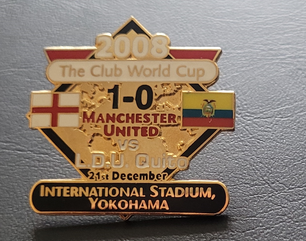 MANCHESTER UNITED V LDU QUITO 2008 CLUB WORLD CUP LARGE BADGE