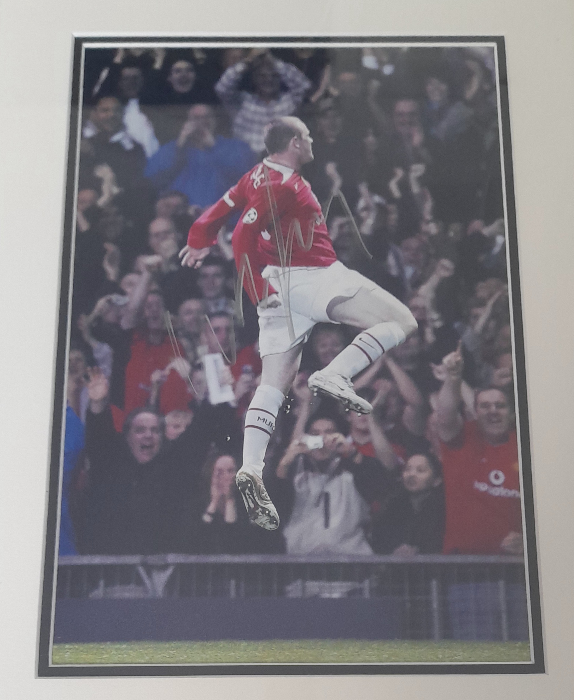 MANCHESTER UNITED WAYNE ROONEY DEBUT HAT TRICK AUTOGRAPHED & FRAMED DISPLAY - Image 2 of 3