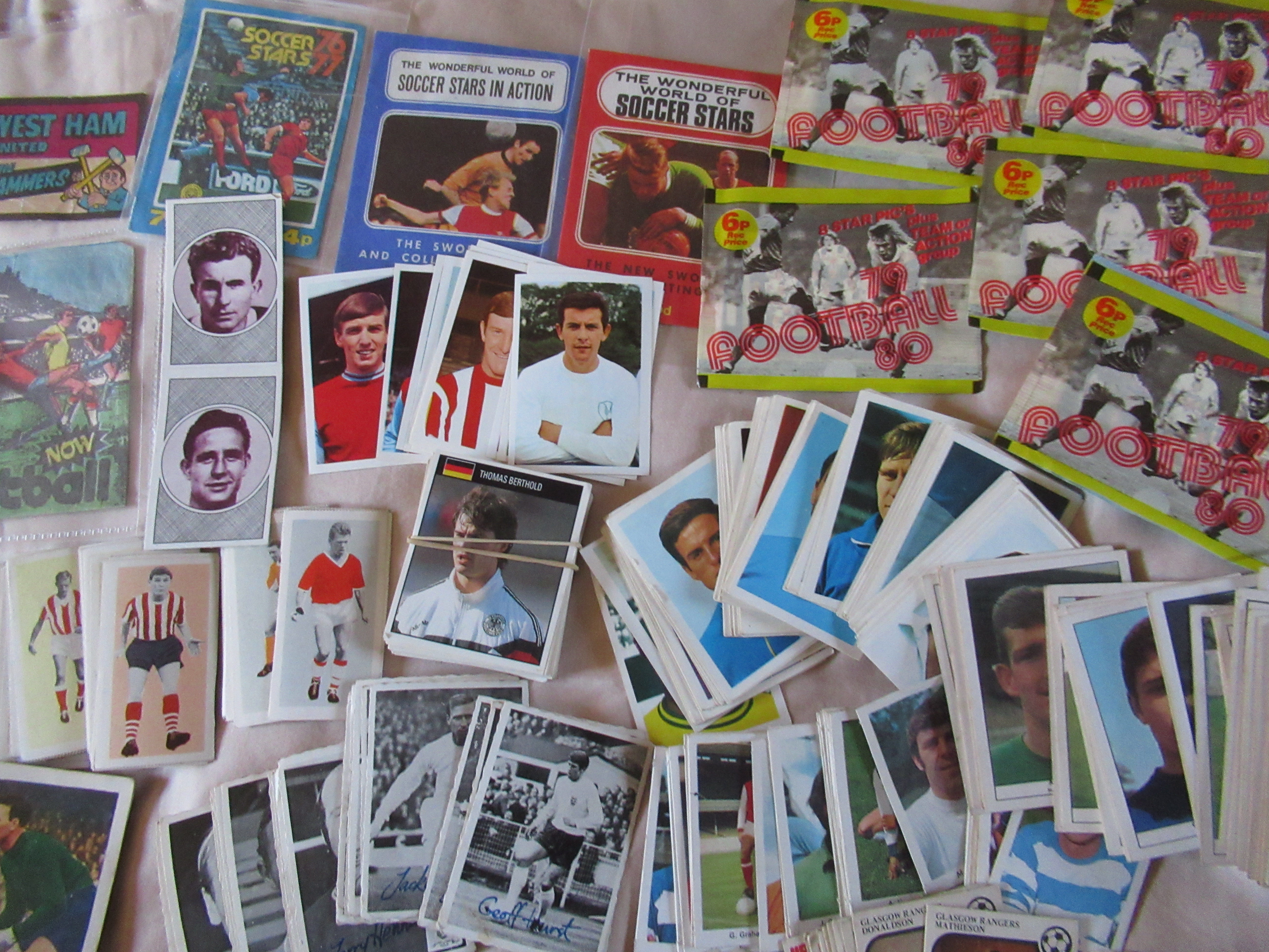 FOOTBALL TRADE CARD LOT; PANINI, ABC TOPPS ETC. VERY LARGE COLLECTION. - Image 6 of 10