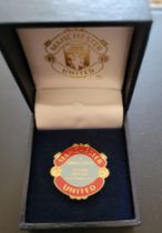 2004-2005 MANCHESTER UNITED V MANCHESTER CITY OFFICIAL CLUB ISSUED BOXED BADGE