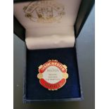 2004-2005 MANCHESTER UNITED V BOLTON WANDERERS OFFICIAL CLUB ISSUED BOXED BADGE