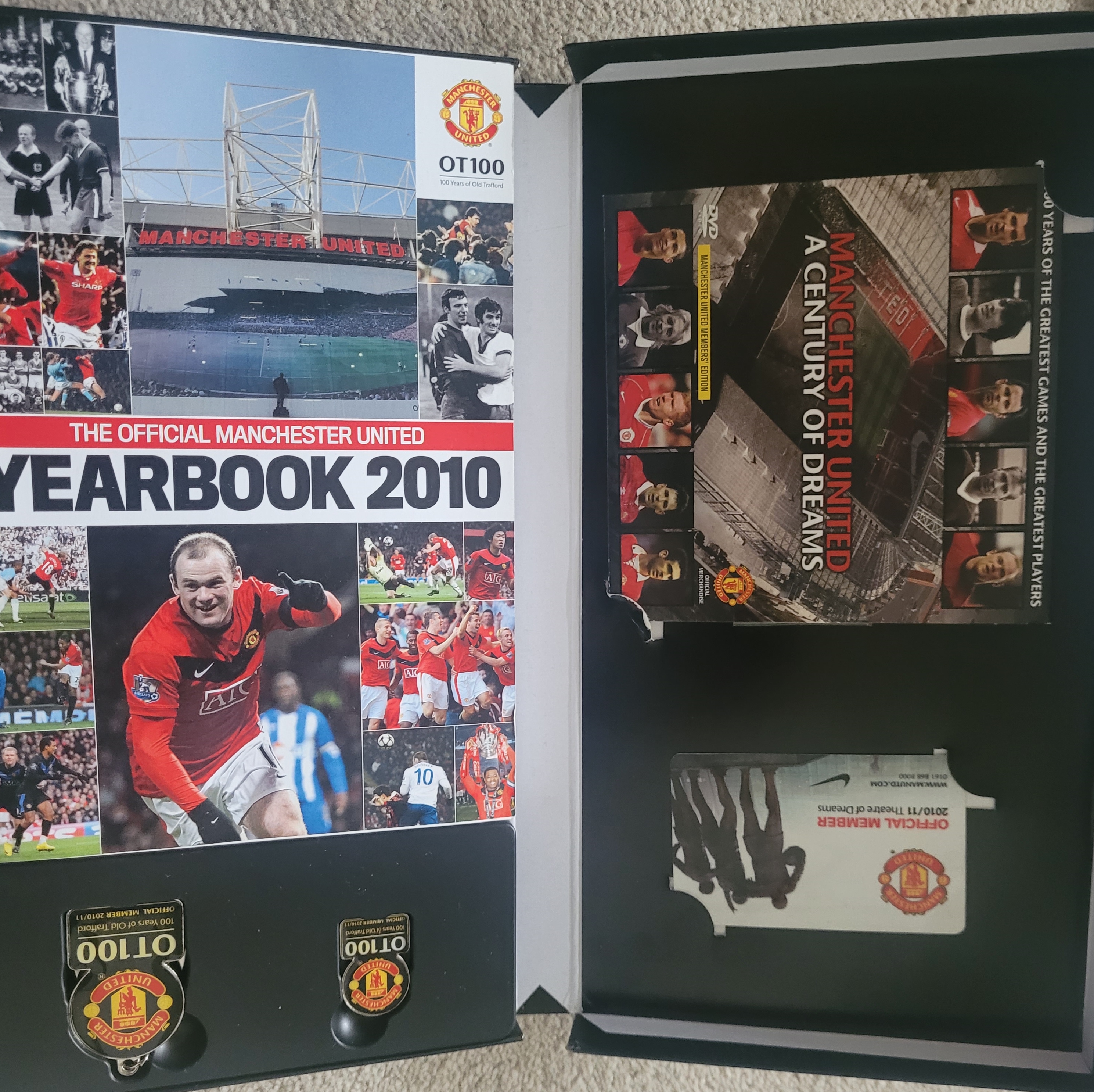 MANCHESTER UNITED 2010-11 OFFICIAL MEMBERSHIP PACK - Image 2 of 2