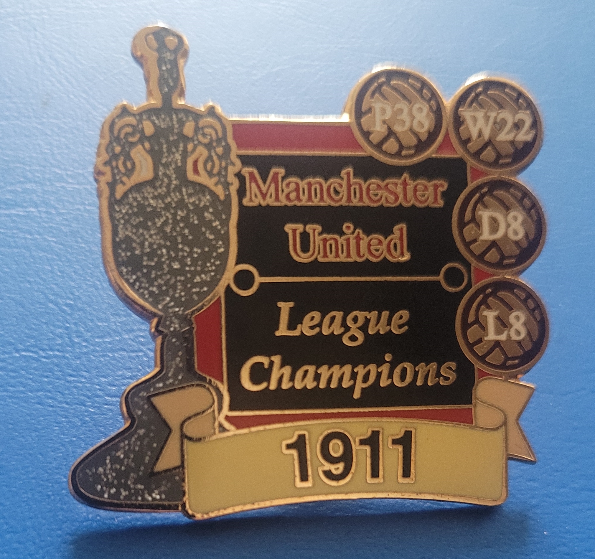 MANCHESTER UNITED LARGE COMMEMORATIVE BADGE OF THE 1911 CHAMPIONSHIP WIN