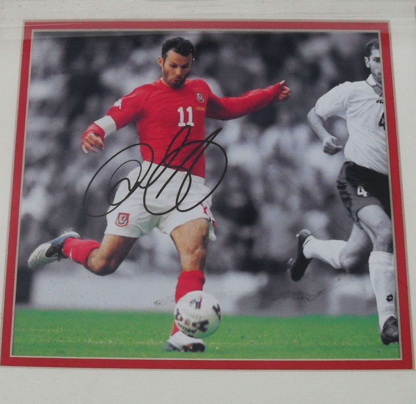 RYAN GIGGS WALES FRAMED HAND SIGNED DISPLAY. MANCHESTER UNITED INTEREST - Image 2 of 3