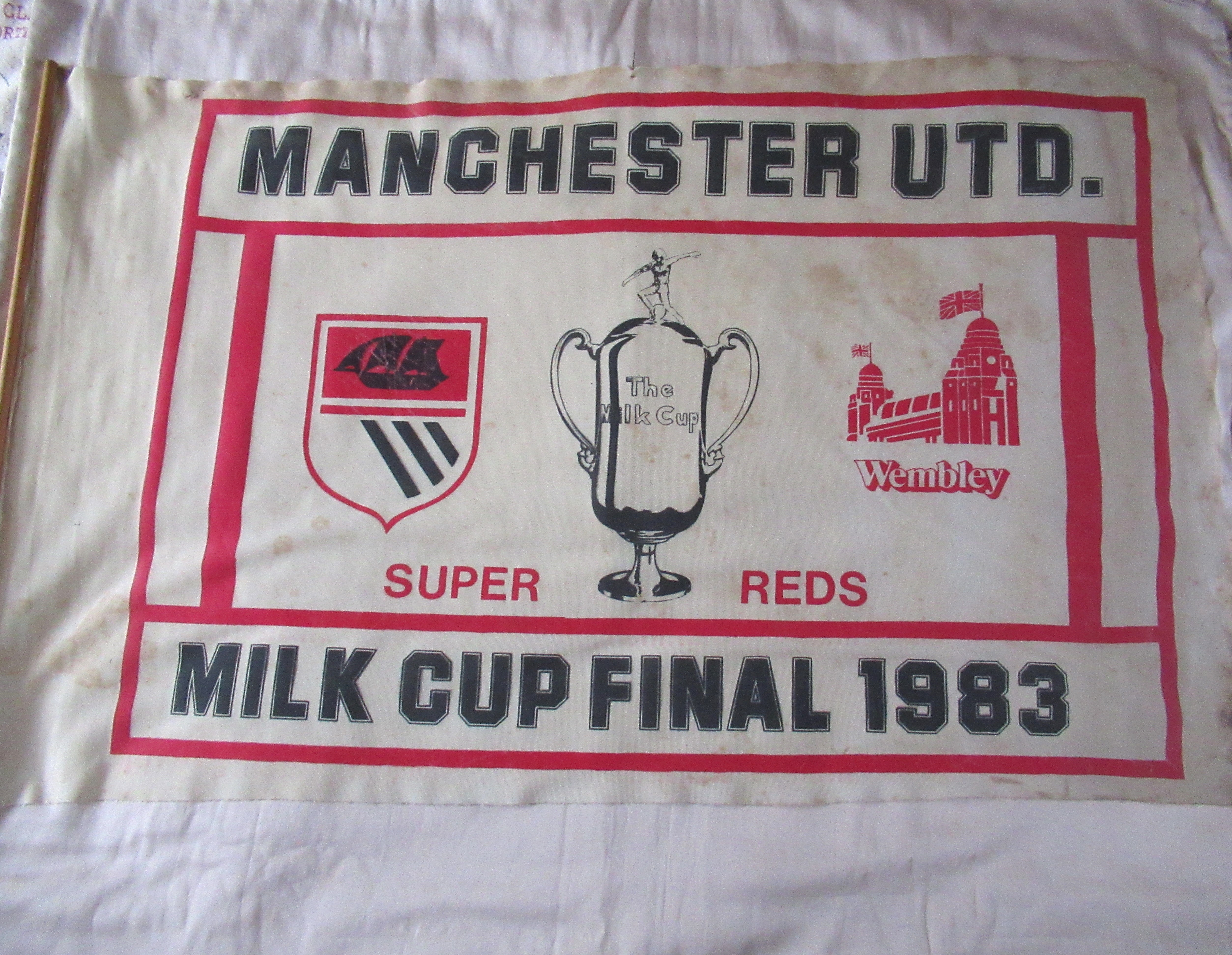 MANCHESTER UNITED ORIGINAL 1983 MILK LEAGUE CUP FINAL FLAG