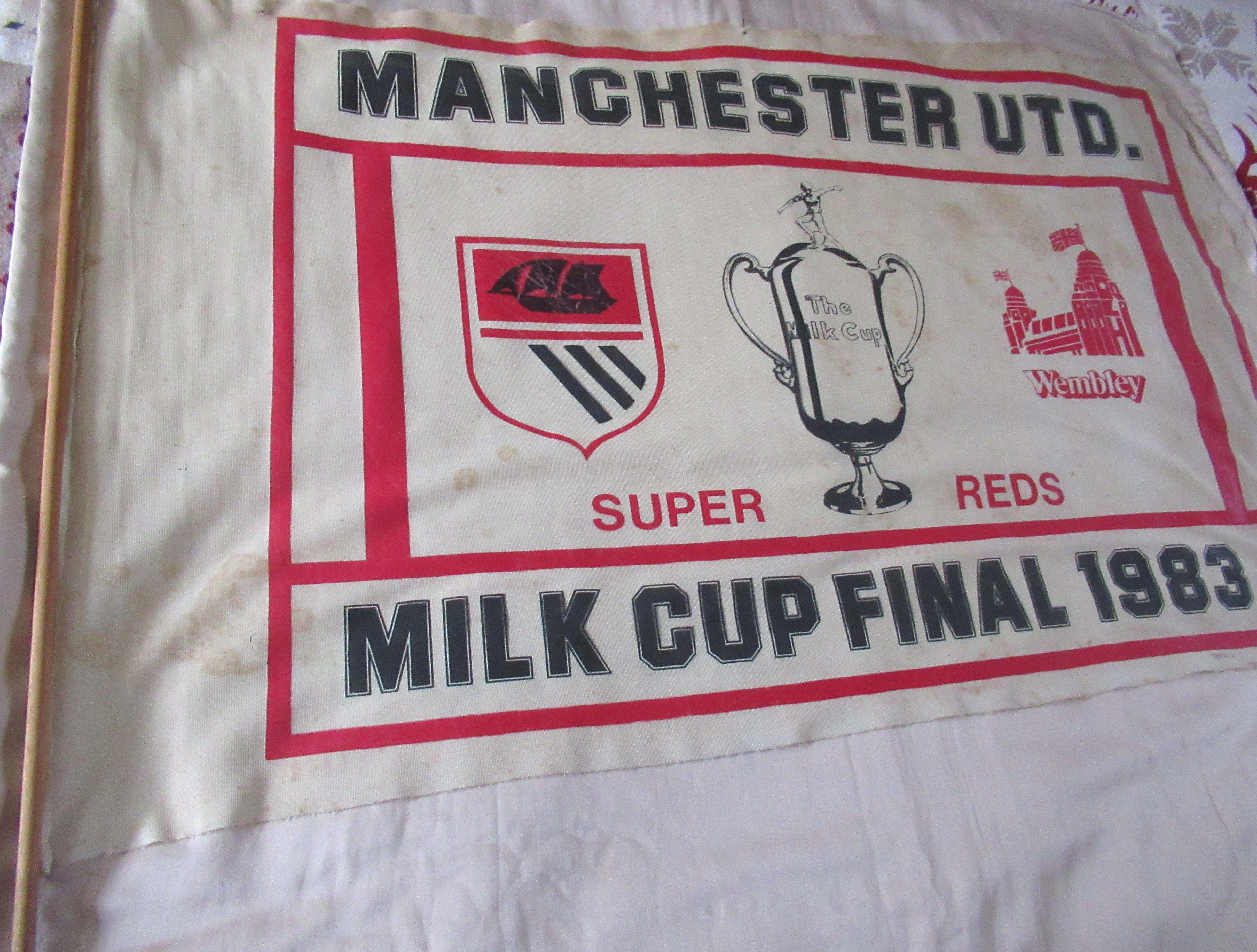 MANCHESTER UNITED ORIGINAL 1983 MILK LEAGUE CUP FINAL FLAG - Image 2 of 2