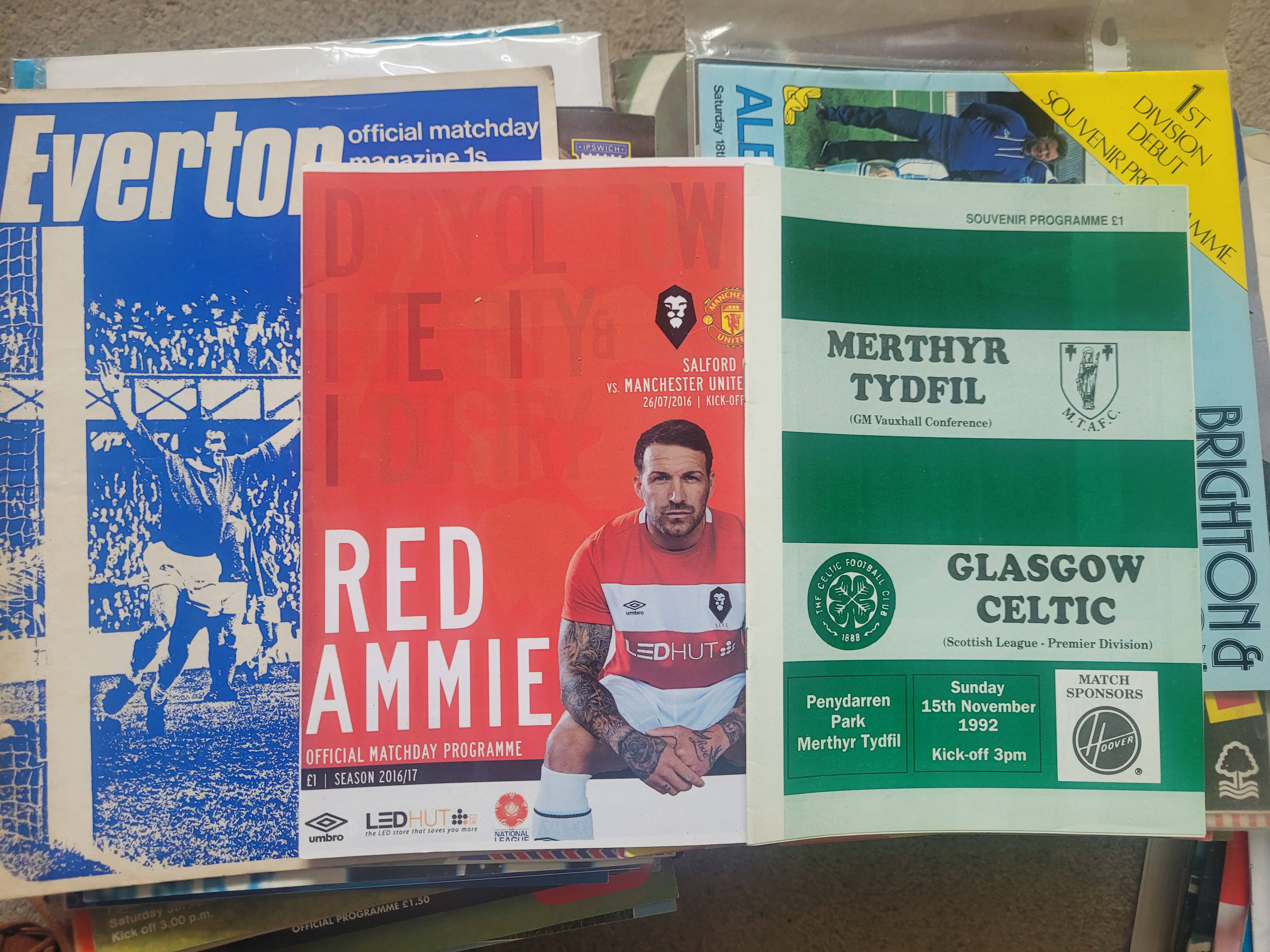 LARGE COLLECTION OF FOOTBALL PROGRAMMES X 582 - Image 2 of 18