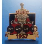 MANCHESTER UNITED LARGE COMMEMORATIVE BADGE OF THE 1957 CHAMPIONSHIP WIN