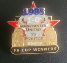MANCHESTER UNITED 1985 FA CUP WINNERS LARGE BADGE