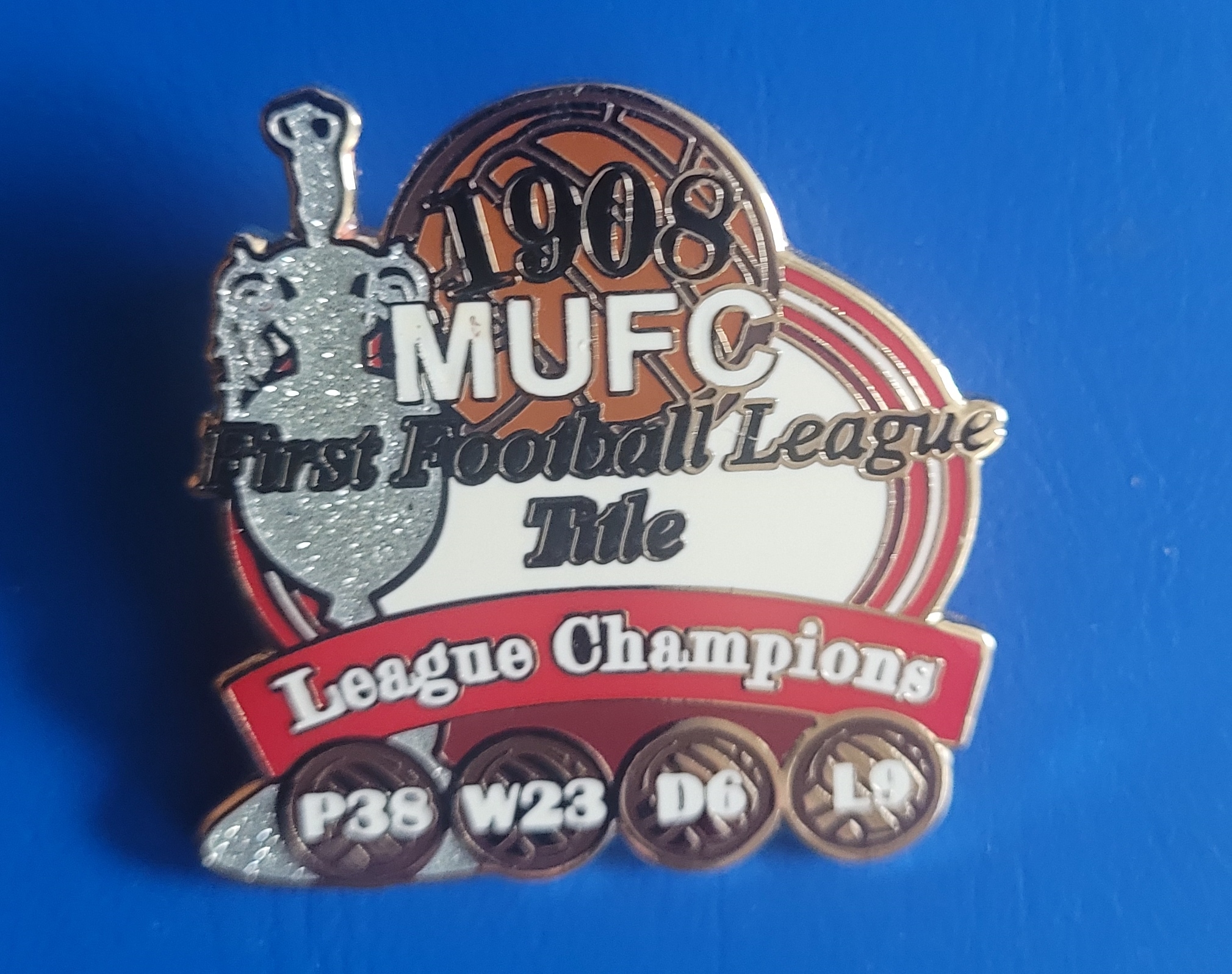 MANCHESTER UNITED LARGE COMMEMORATIVE BADGE OF THE 1908 CHAMPIONSHIP WIN