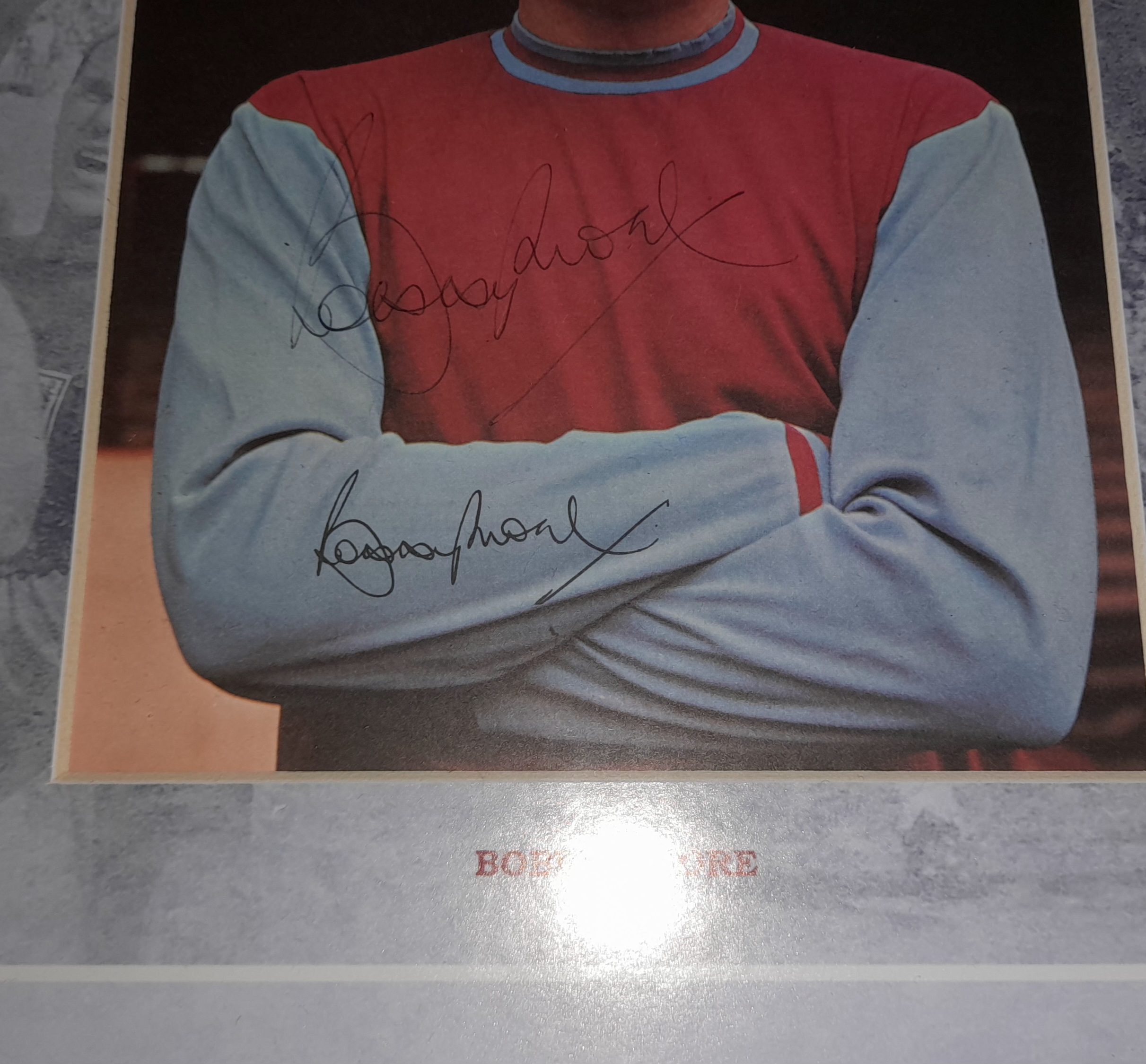 WEST HAM UNITED & ENGLAND 1966 WORLD CUP WINNERS BOBBY MOORE, GEOFF HURST & MARTIN PETERS AUTOGRAPHS - Image 3 of 4