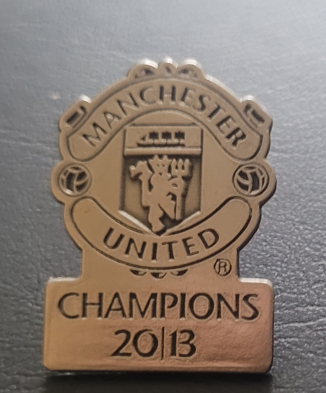 MANCHESTER UNITED 2013 CHAMPIONS BADGE