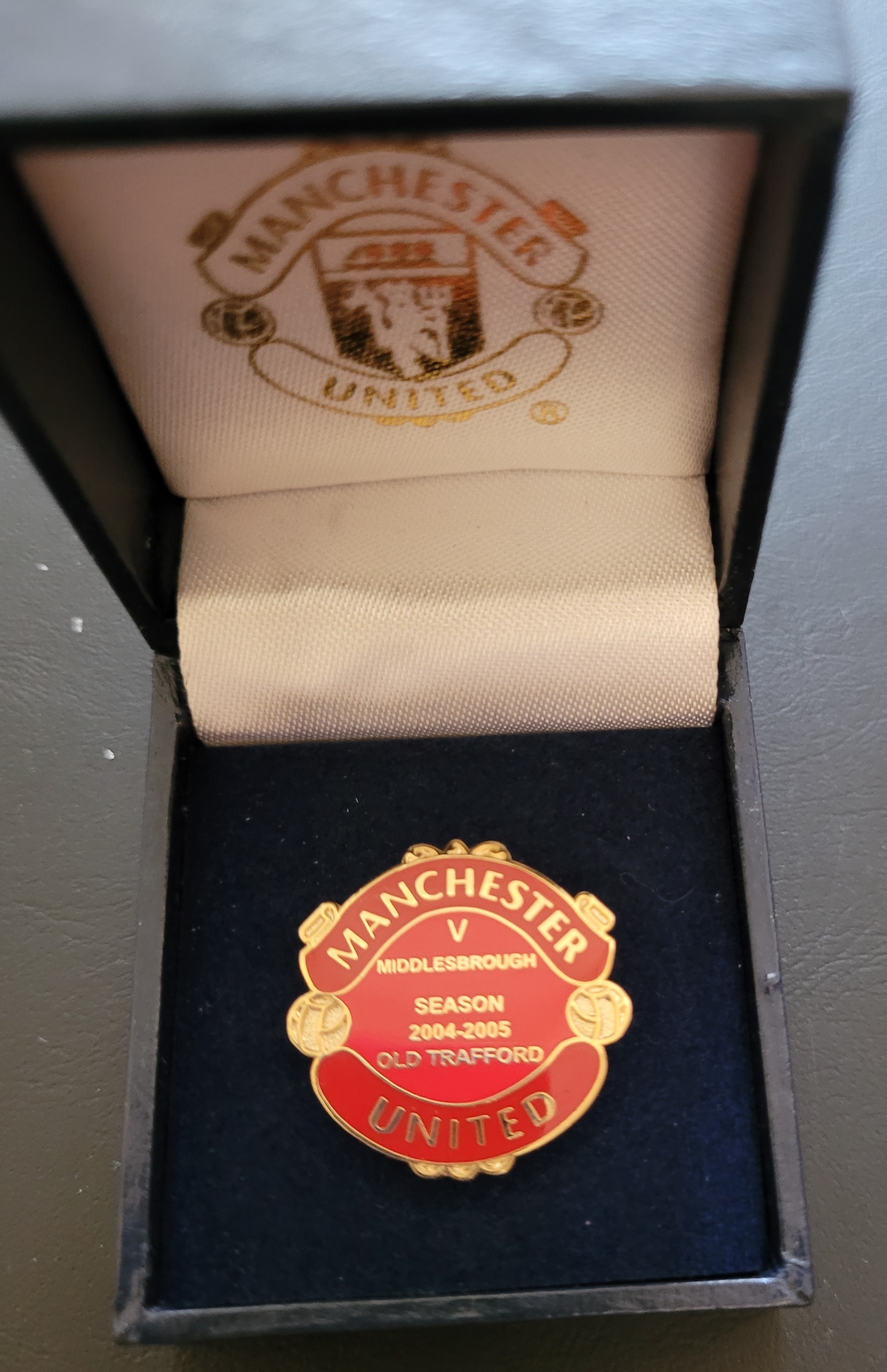 2004-2005 MANCHESTER UNITED V MIDDLESBROUGH OFFICIAL CLUB ISSUED BOXED BADGE