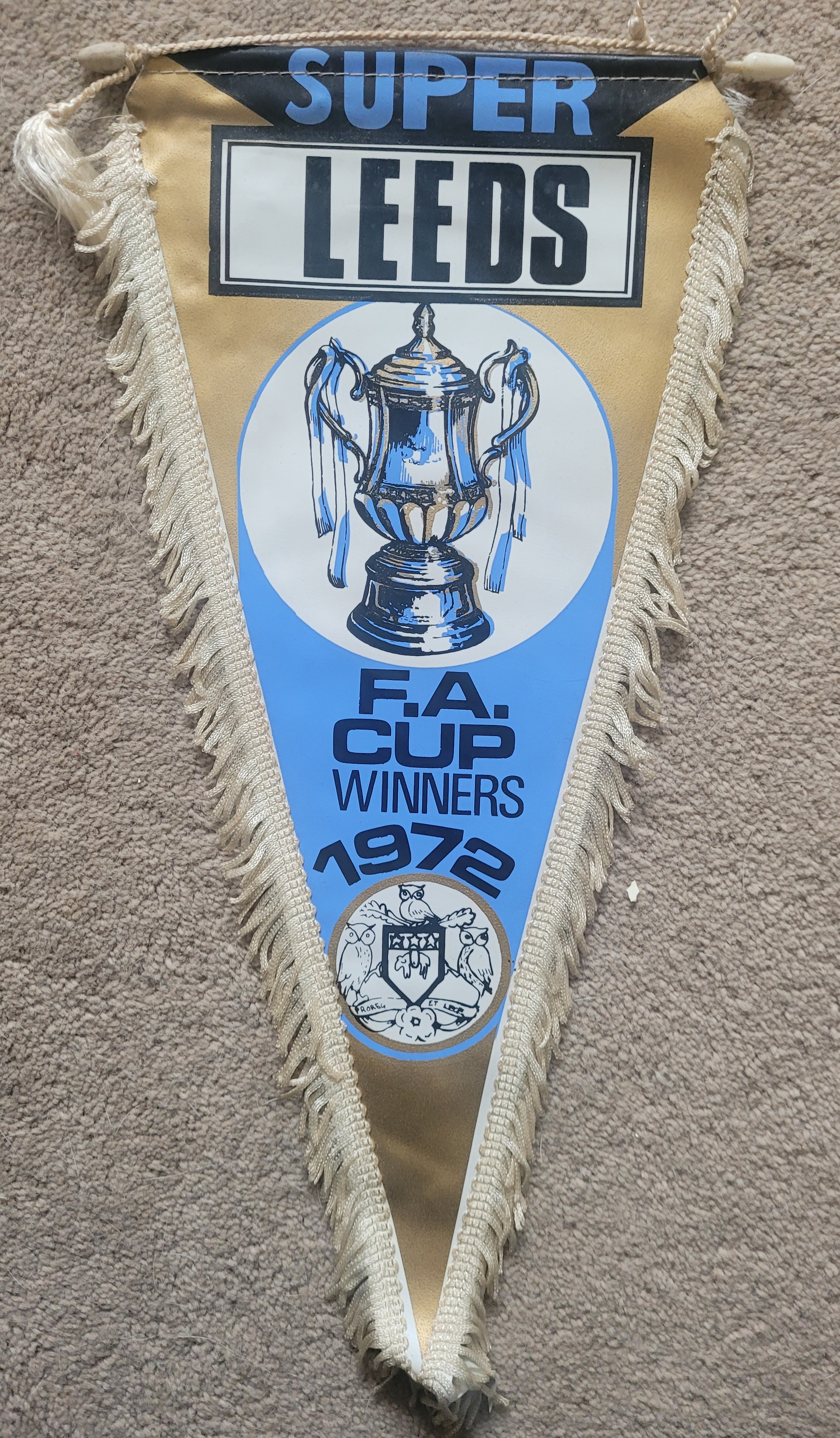 LARGE VINTAGE LEEDS UNITED 1972 FA CUP WINNERS PENNANT