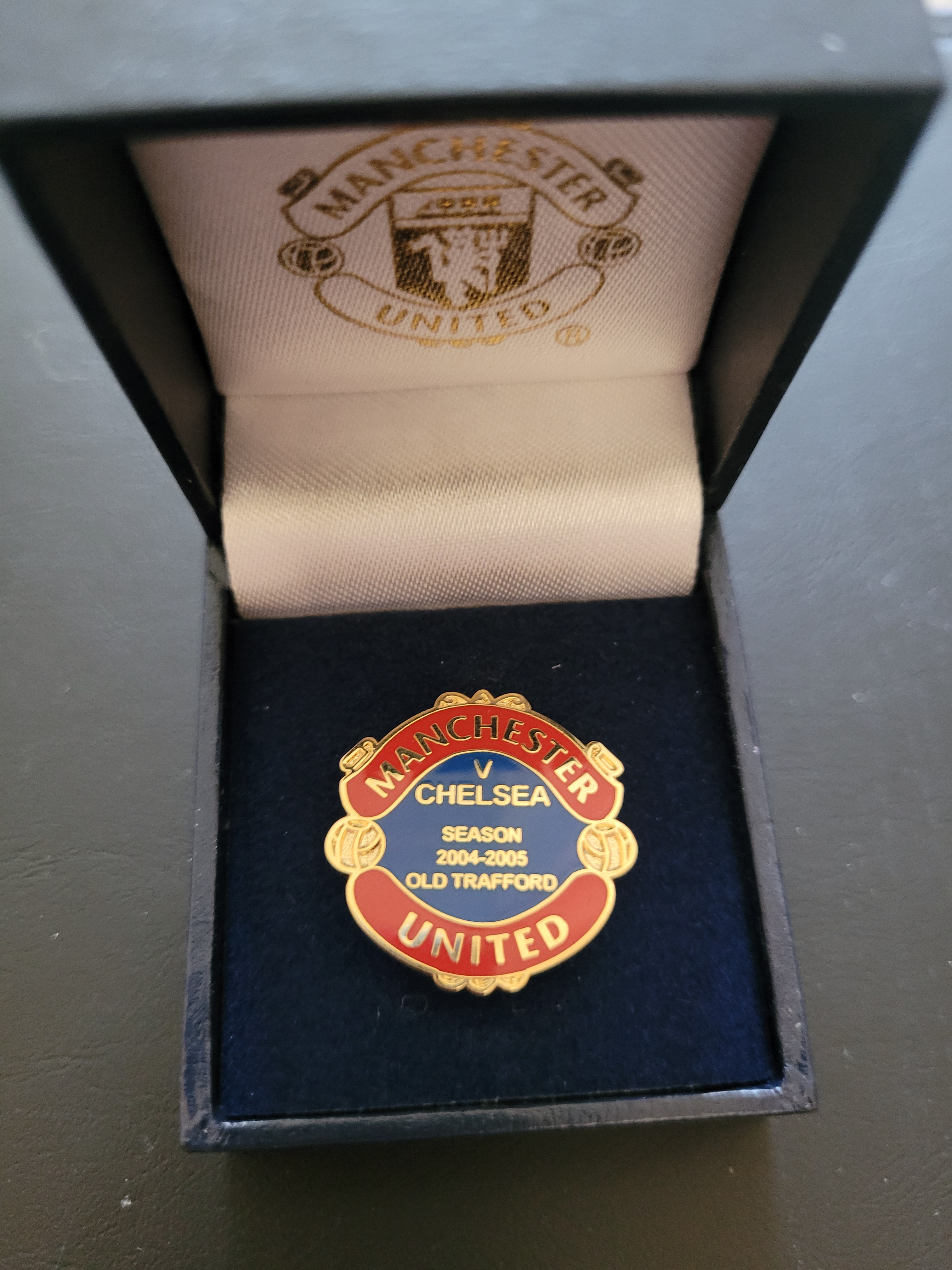 2004-2005 MANCHESTER UNITED V CHELSEA OFFICIAL CLUB ISSUED BOXED BADGE