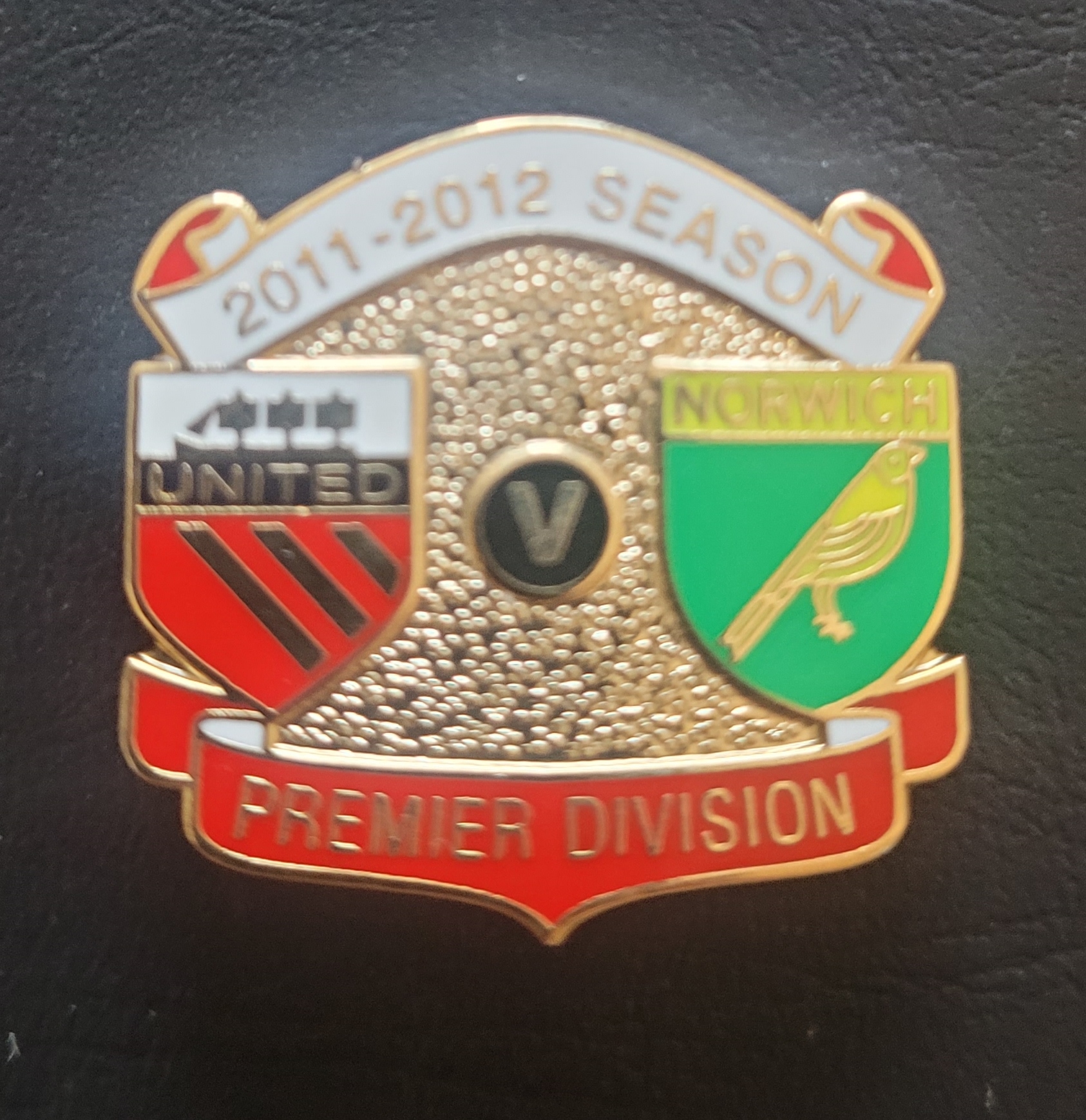 2011-12 PREMIER LGE MANCHESTER UNITED V NORWICH CITY BADGE