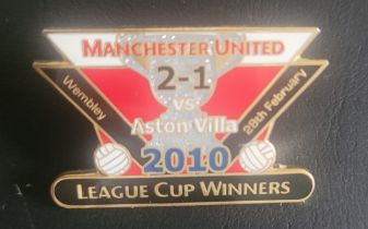 MANCHESTER UNITED 2010 LEAGUE CUP WINNERS LARGE BADGE