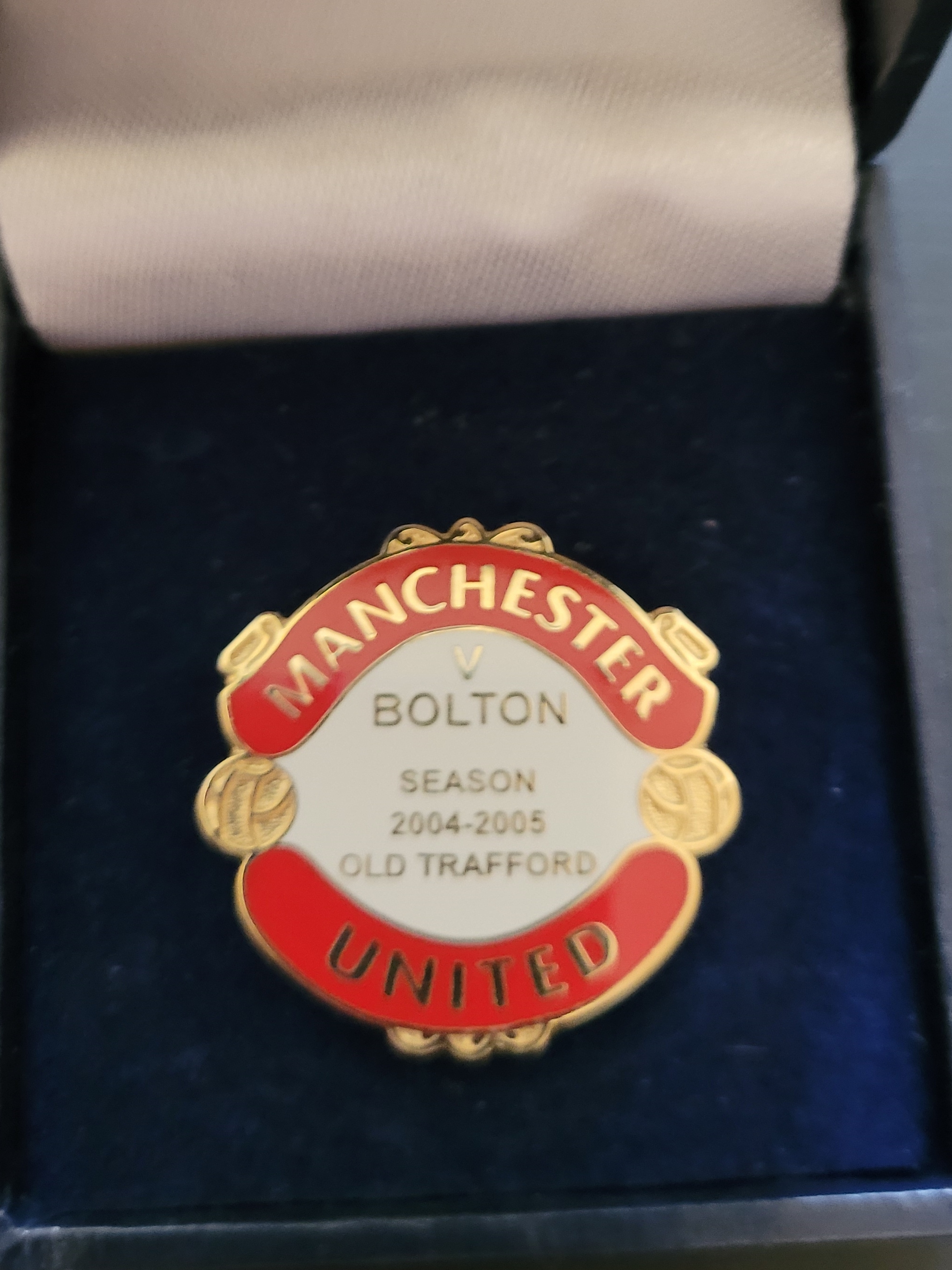 2004-2005 MANCHESTER UNITED V BOLTON WANDERERS OFFICIAL CLUB ISSUED BOXED BADGE - Image 2 of 2