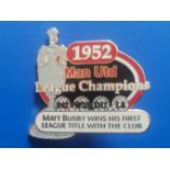 MANCHESTER UNITED LARGE COMMEMORATIVE BADGE OF THE 1952 CHAMPIONSHIP WIN