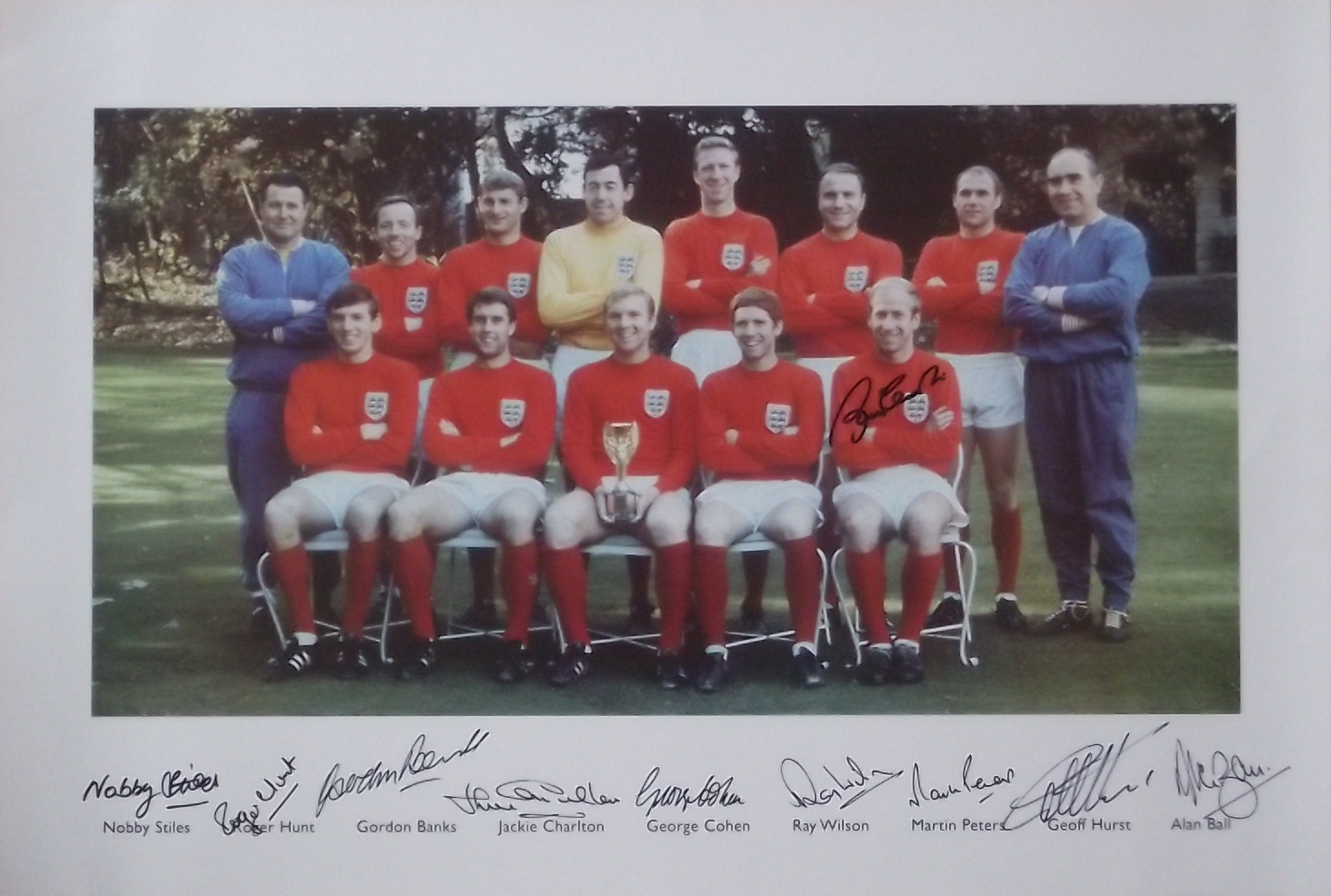 ENGLAND 1966 WORLD CUP WINNERS PHOTO AUTOGRAPHED BY 10