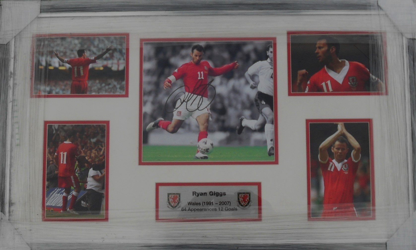 RYAN GIGGS WALES FRAMED HAND SIGNED DISPLAY. MANCHESTER UNITED INTEREST