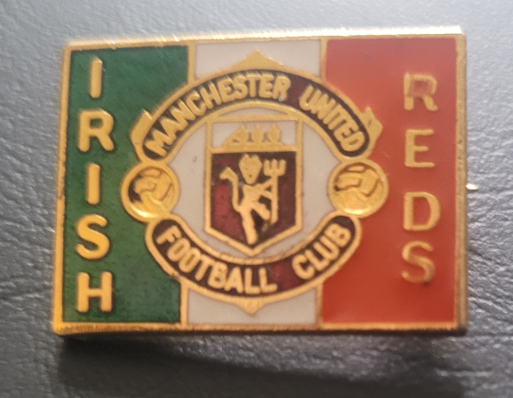 MANCHESTER UNITED IRISH REDS BADGE