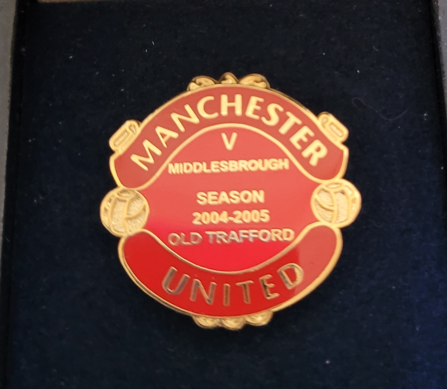 2004-2005 MANCHESTER UNITED V MIDDLESBROUGH OFFICIAL CLUB ISSUED BOXED BADGE - Image 2 of 2