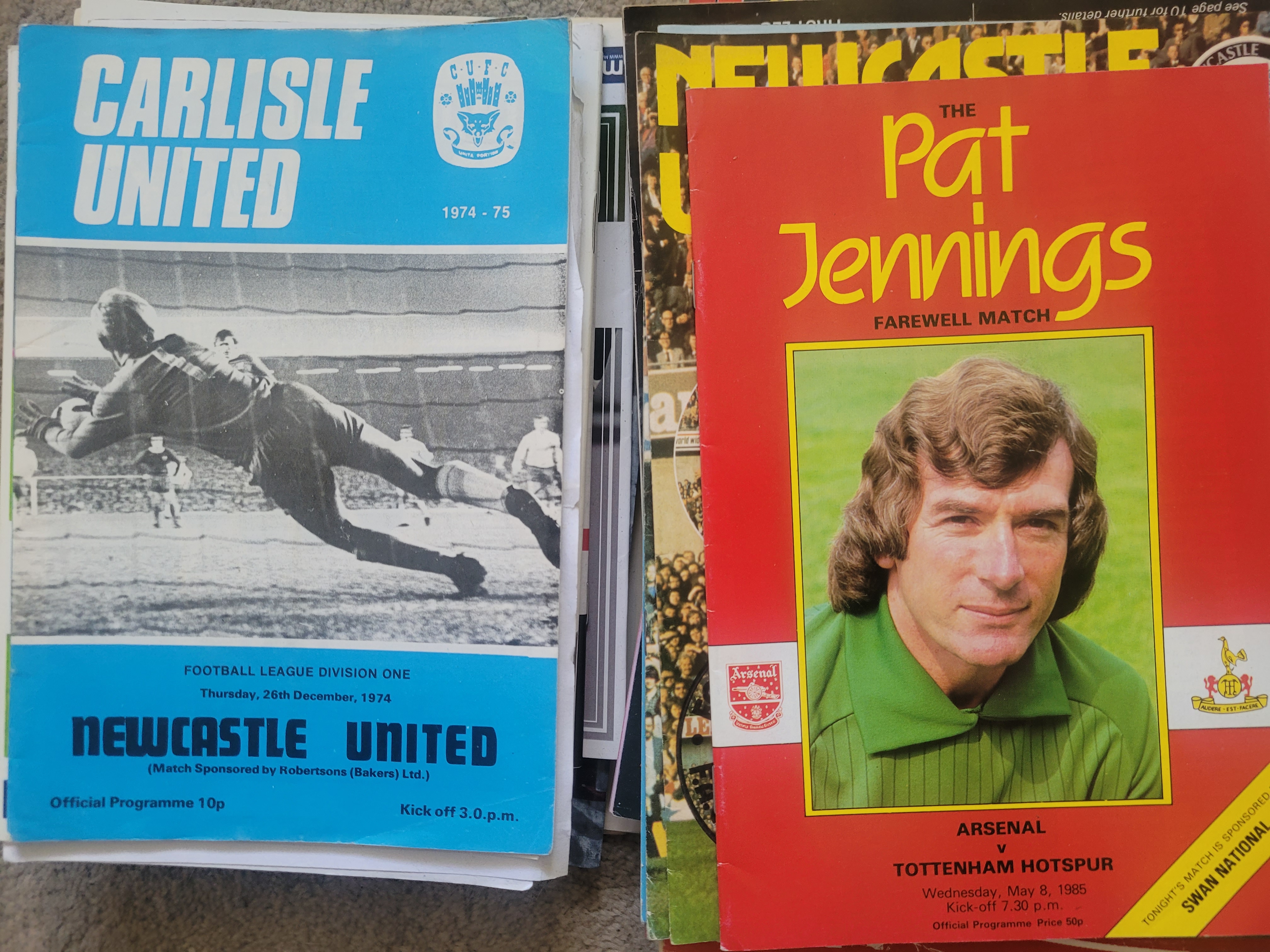 LARGE COLLECTION OF FOOTBALL PROGRAMMES X 582 - Image 14 of 18