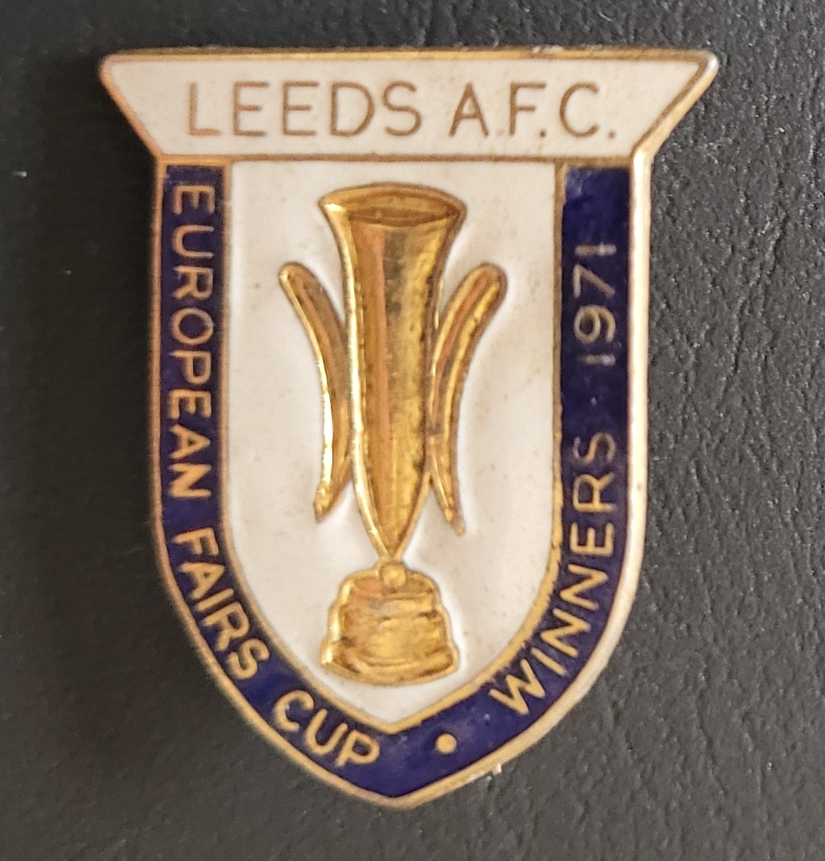 LEEDS UNITED 1971 EUROPEAN FAIRS CUP WINNERS BADGE