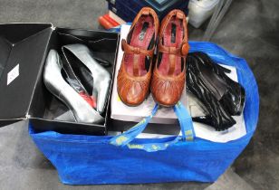 Quantity of boxed and unboxed ladies shoes,