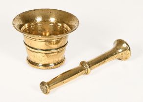 An 18th century brass pestle and mortar, the pestle with turned decoration, +/- 19 cm,