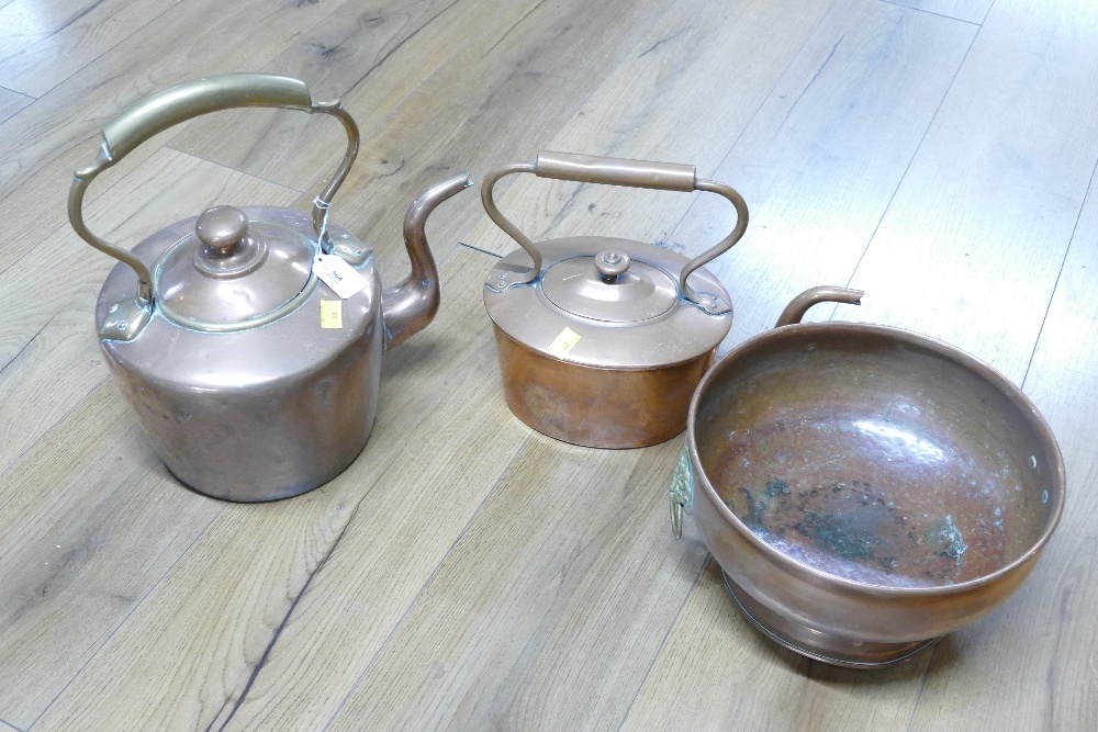 Large copper kettle with brass handle, 36 cm high, copper bowl with brass lion handles,