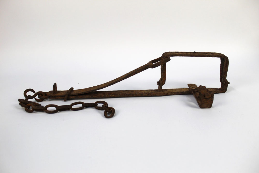 A vintage trap, +/- 45 cm in length excluding chain.