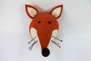 A Chic-Home by Scandi Chic children's felt fox's head, protruding from the wall +/- 33 cm.