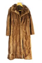 Taxidermy - An International Pelze mink fur coat, length 120 cm, armpit to armpit +/- 50 cm.