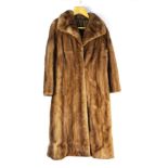 Taxidermy - An International Pelze mink fur coat, length 120 cm, armpit to armpit +/- 50 cm.