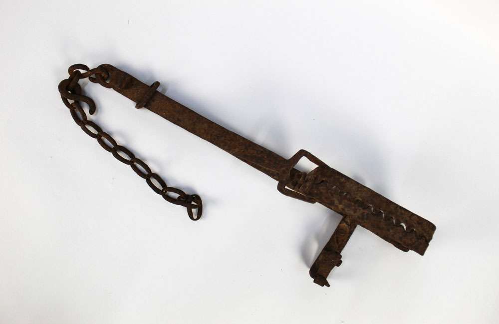 A vintage trap, +/- 45 cm in length excluding chain. - Image 4 of 4