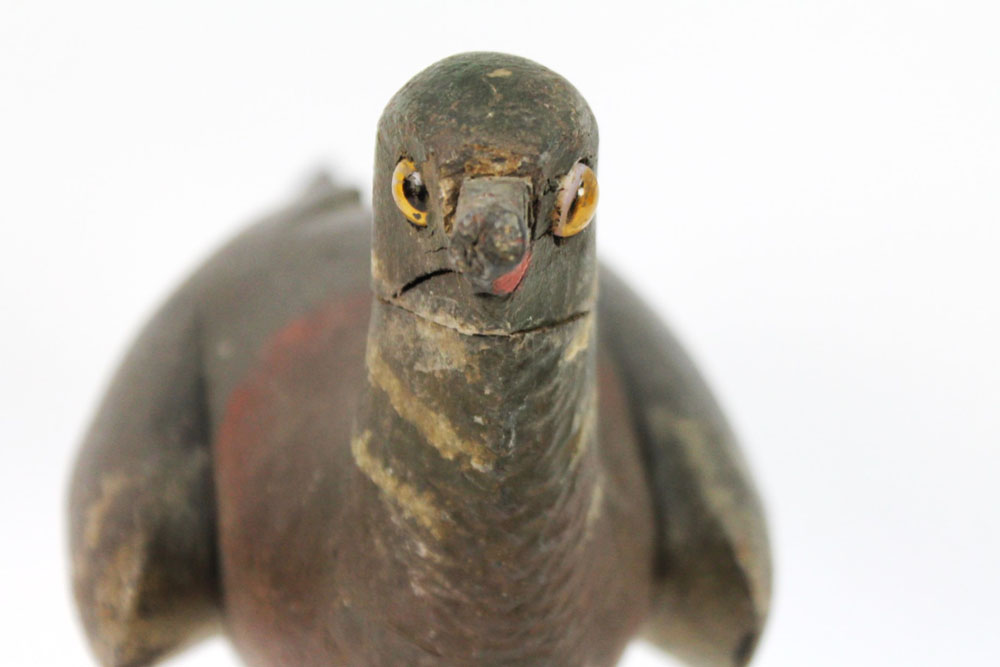 An early 20th century wooden pigeon decoy in the manner of Trulock & Harris, beak to tail +/- 39 cm. - Image 8 of 8