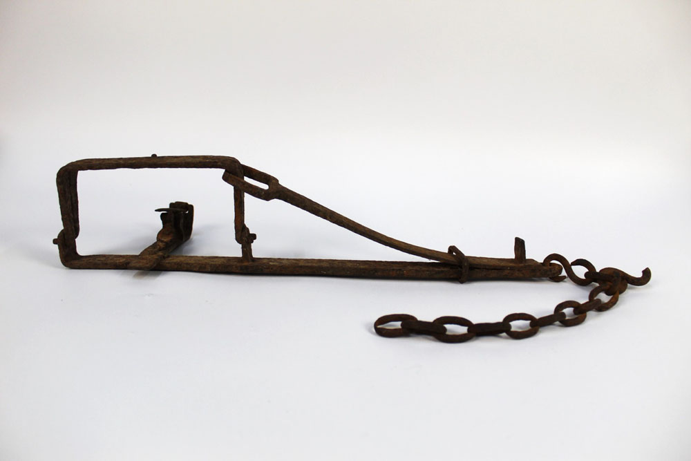 A vintage trap, +/- 45 cm in length excluding chain. - Image 3 of 4