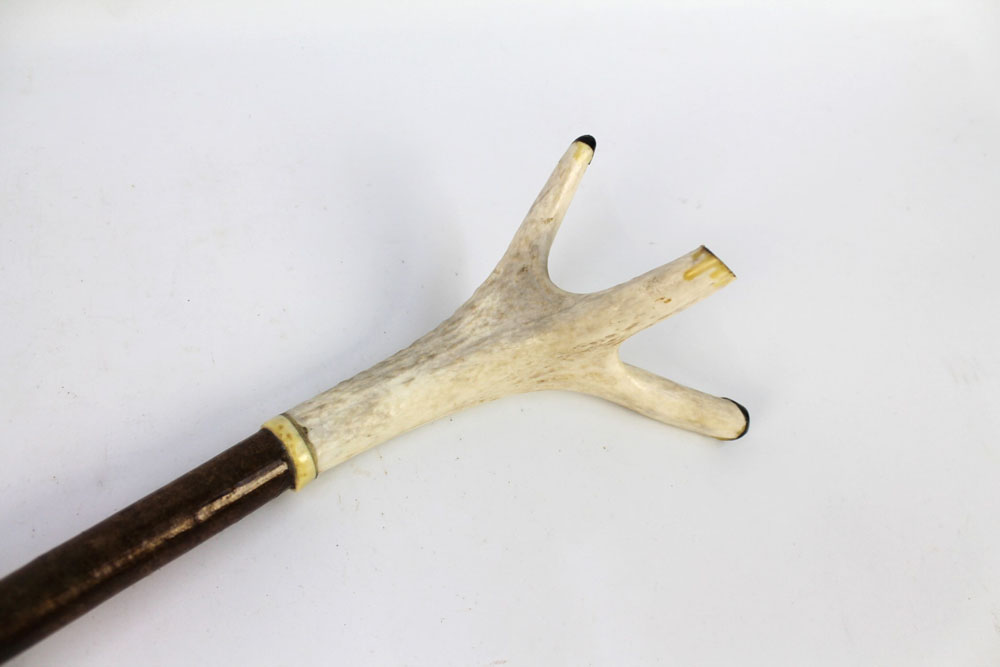 A walking stick with a red stag antler handle. Overall length +/- 140 cm. - Image 2 of 2