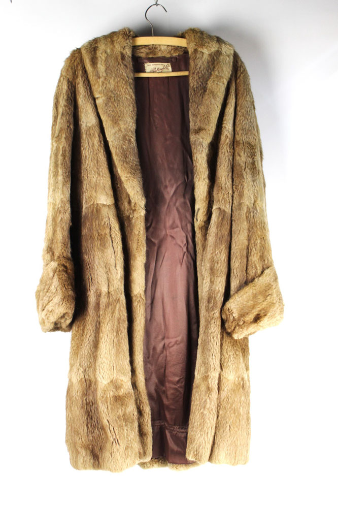 Taxidermy - A vintage Bullough Ltd muskrat fur coat, Length +/- 110 cm, armpit to armpit +/- 50 cm.