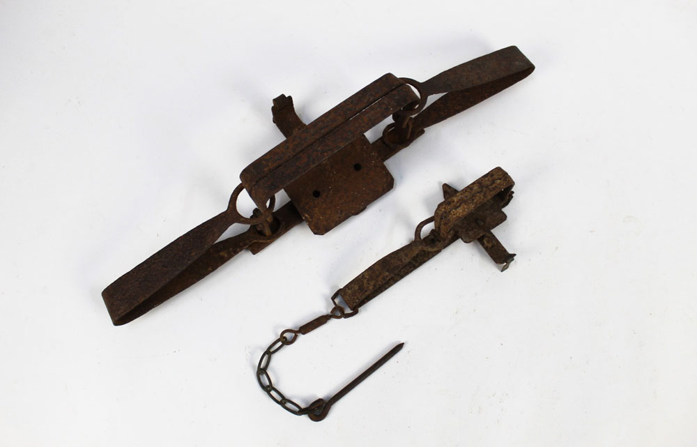 Two vintage traps, the first a gin trap length 18.5 cm, the second leg hold trap length 45 cm. - Image 2 of 2