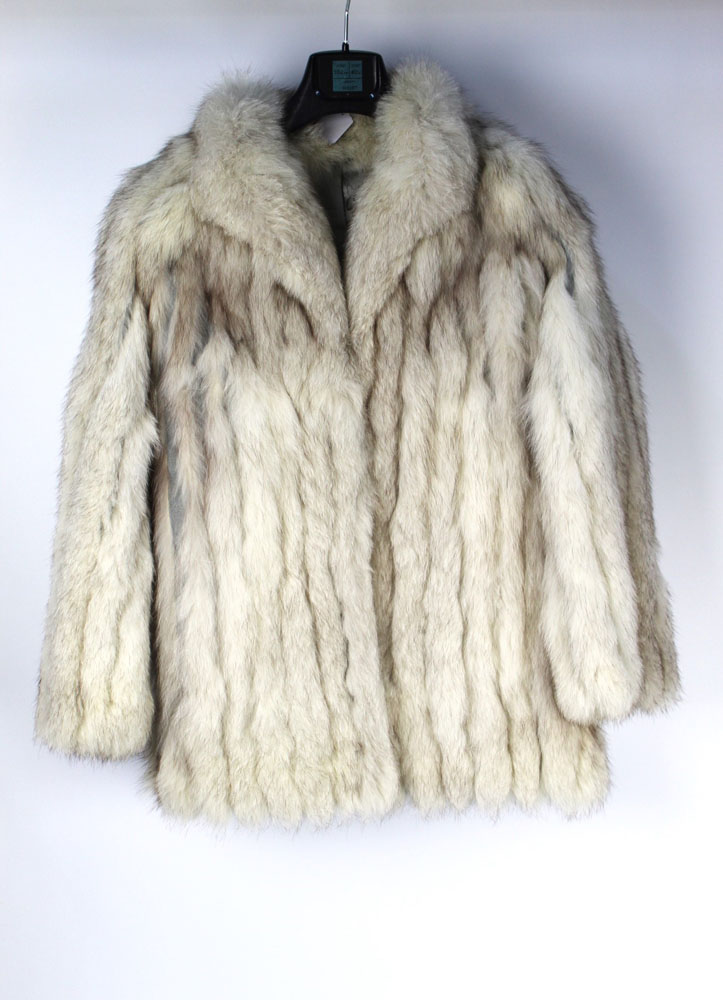 Taxidermy - A Saga fox vintage fur coat, length +/- 74 cm, armpit to armpit +/- 50 cm.