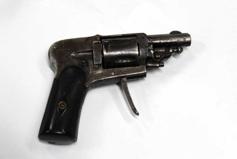 A deactivated Belgian revolver, 5.75 mm with folding trigger, barrel length 1.5", overall length 10. - Image 2 of 3