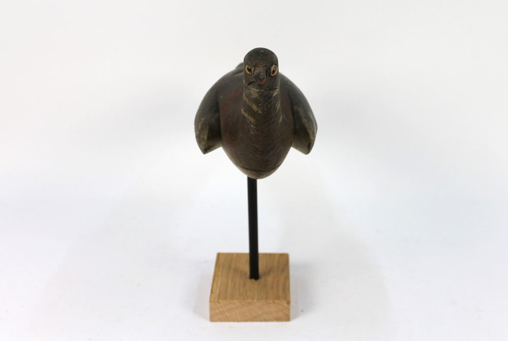 An early 20th century wooden pigeon decoy in the manner of Trulock & Harris, beak to tail +/- 39 cm. - Image 5 of 8