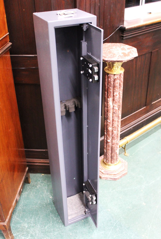A three gun cabinet, with two sets of keys. Height 130 cm, width 22 cm, depth 20 cm.